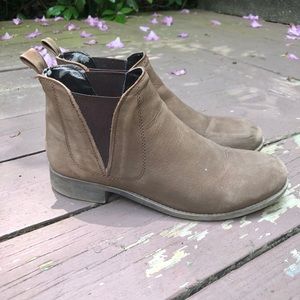 Steve Madden Brown Chelsea Boots
